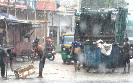 আগরতলায় নিষ্ঠাবান সাফাই কর্মীদের কাছে হার মানলো বৃষ্টি