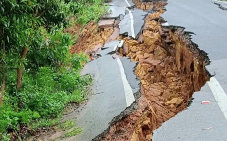 জাতীয় সড়ক নির্মাণের কিছুদিনের মধ্যেই মনু বাজারে বিশাল ভাঙ্গন