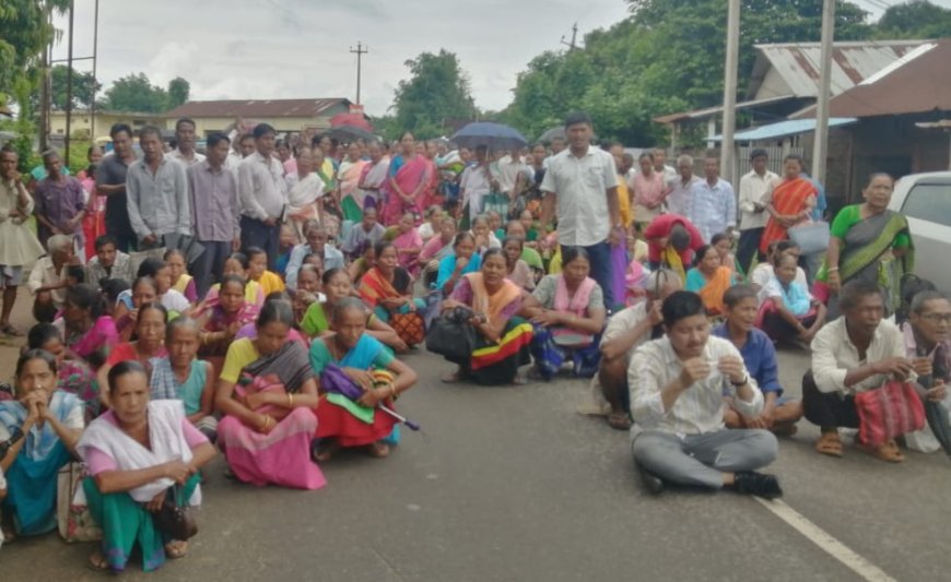 ভাতা চেয়ে জাতীয় সড়ক অবরোধে নামলো ভাতা প্রাপকরা, নেতৃত্বে মথা নেতারা