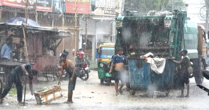 আগরতলায় নিষ্ঠাবান সাফাই কর্মীদের কাছে হার মানলো বৃষ্টি