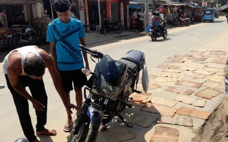 রাস্তায় শুকাতে দেওয়া রাবার শিট দূর্ঘটনার কারন, কালীবাজারে বিপাকে বাইক চালক