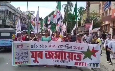 প্রতি হাতে কাজ- নেশাহীন সমাজ এই স্লোগানকে সামনে রেখে আগরতলায় বাম যুব সংগঠনের রেলি