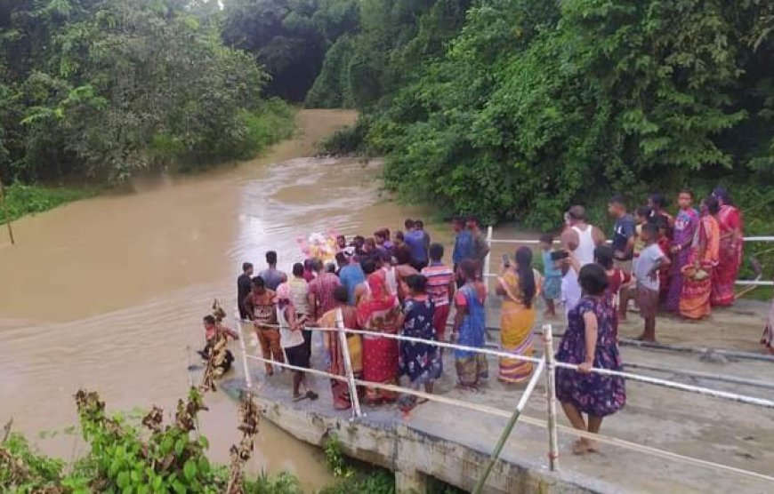 প্রাক্তনের তহবিল থেকে নির্মিত বিসর্জনের ঘাট, জীবন ঝুঁকি কমালো মানুষের