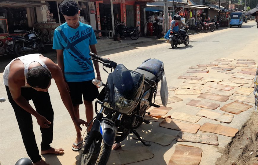 রাস্তায় শুকাতে দেওয়া রাবার শিট দূর্ঘটনার কারন, কালীবাজারে বিপাকে বাইক চালক