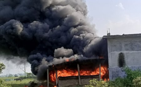 রাবার স্মোক হাউসের অগ্নিকাণ্ডে এলাকায় চাঞ্চল্য, দমকল বিভাগ নিয়ন্ত্রণে আগুন