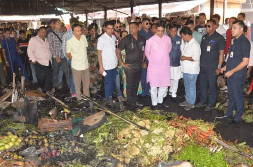 অগ্নিকাণ্ডে ছাই বটতলা বাজারের দোকানপাট, সরজমিনে পরিদর্শন মুখ্যমন্ত্রীর