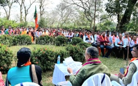 মন্ডল নেতৃত্বদের নিয়ে ফটিকছড়া চা বাগানে বৈঠক করলেন কৃষি মন্ত্রী