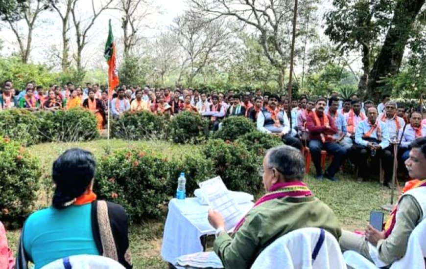 মন্ডল নেতৃত্বদের নিয়ে ফটিকছড়া চা বাগানে বৈঠক করলেন কৃষি মন্ত্রী