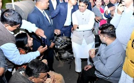 শীতের সন্ধ্যায় খোলা আকাশের নিচে গরম চা, আড্ডা আর মুখ্যমন্ত্রী