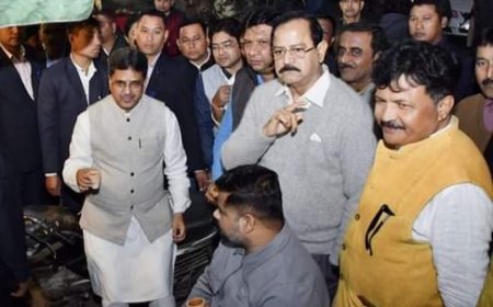 শীতের সন্ধ্যায় খোলা আকাশের নিচে গরম চা, আড্ডা আর মুখ্যমন্ত্রী