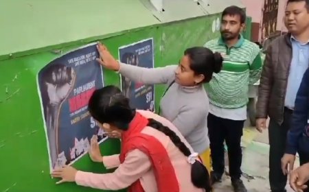 পার্লামেন্ট অভিযানকে ঘিরে আগরতলার রাজপথে পোস্টারিং করল SFI ও TSU