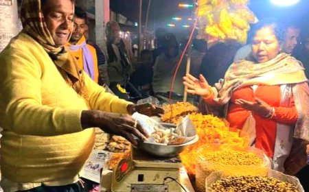 সহজ সরল স্বভাবে মেলার দোকান থেকে বুট মটর কিনলেন কেন্দ্রয় প্রতিমন্ত্রী