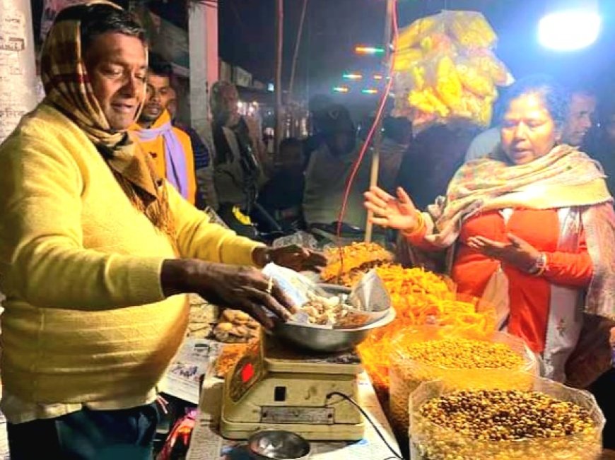 সহজ সরল স্বভাবে মেলার দোকান থেকে বুট মটর কিনলেন কেন্দ্রয় প্রতিমন্ত্রী