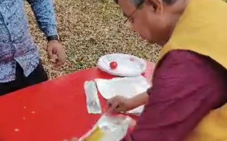 সাফাই কর্মীদের নিয়ে পুর পরিষদের প্রীতিভোজ, ভেটকি মাছের পাতুরি বানালেন রতন লাল নাথ