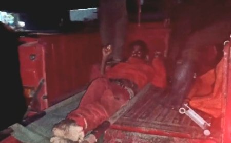 পায়ে ক্ষত অবস্থায় ভবঘুরেকে হাসপাতালে নিল দমকল কর্মীরা