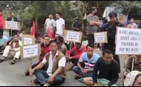 রেগার মজুরি দাবিতে হেজামারা ব্লকের তালা ও পথ অবরোধ করে তিপ্রা মথা