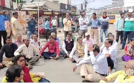 ধর্মঘট সফল করতে আগরতলায় পথ অবরোধ, সমস্যায় জনতা