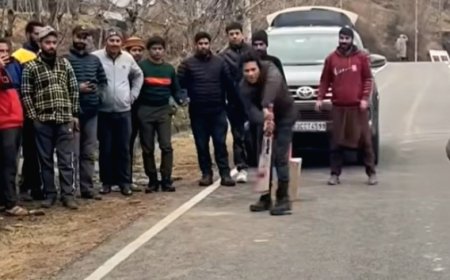 কাশ্মীরের রাস্তায় ক্রিকেট খেলায় মাতলেন শচিন টেন্ডুলকার