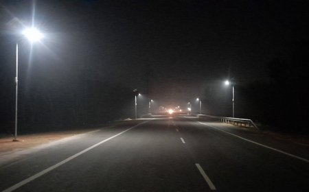 মোহনপুরে জাতীয় সড়কের পাশে সোলার স্ট্রিট লাইট‌ বদলে দিয়েছে যাতায়াতের ছবি