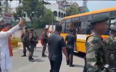 কনভয় থামিয়ে স্কুল বাসকে যাওয়ার রাস্তা দিলেন মুখ্যমন্ত্রী