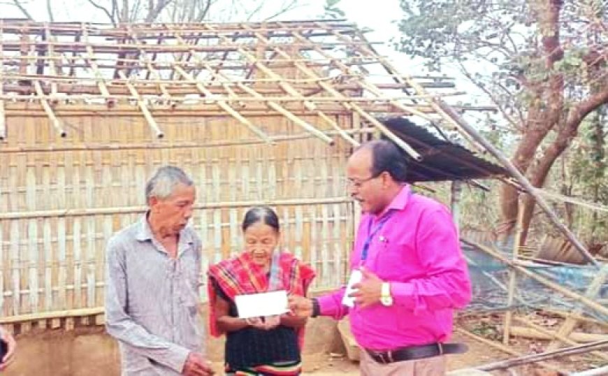 ঘূর্ণিঝড়ে ক্ষতিগ্রস্ত মোহনপুর, সহযোগিতায় মহকুমা প্রশাসন