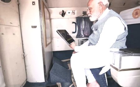 বিমানে জুতো খুলে রামলালার সূর্য তিলক দর্শন করলেন প্রধানমন্ত্রী