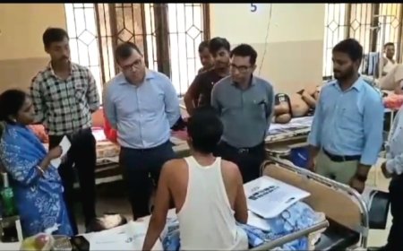 ভোটগ্রহণে গিয়ে অসুস্থ ভোট কর্মীকে হাসপাতালে গিয়ে খোঁজ নিলেন রিটার্নিং অফিসার