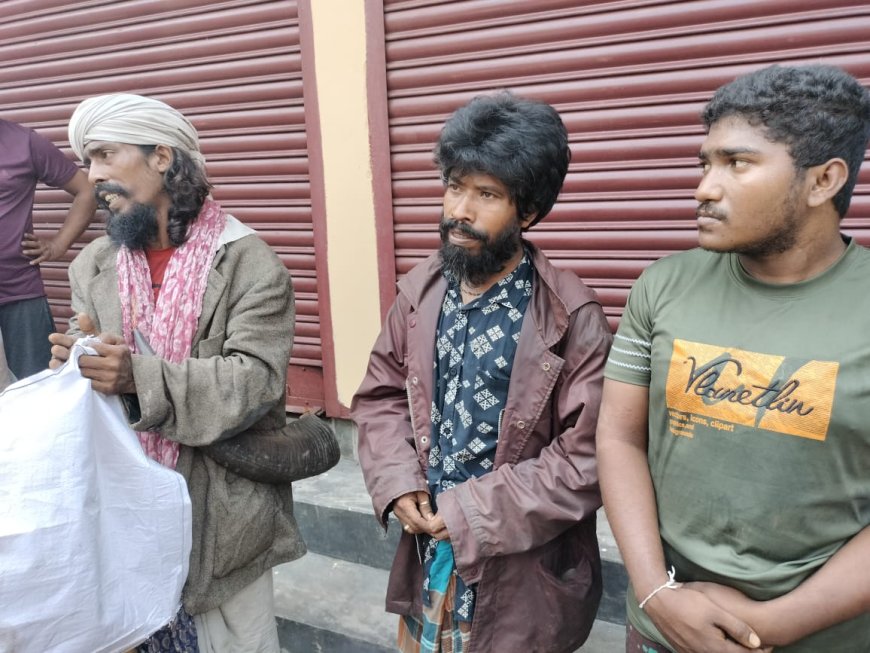 মোহনপুরে জনতার হাতে ৩ বাংলাদেশী নাগরিক আটক