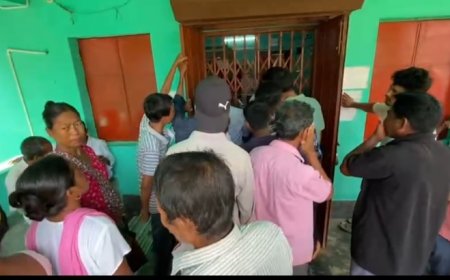 পরিষেবা নাপেয়ে বড়কাঁঠালে ব্যাংক ঘেরাও করল ভুক্তভোগীরা