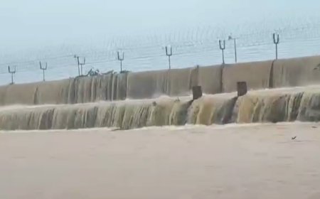 বিমানবন্দরের প্রাচীরের উপর দিয়ে বয়ে গেল বৃষ্টির জল