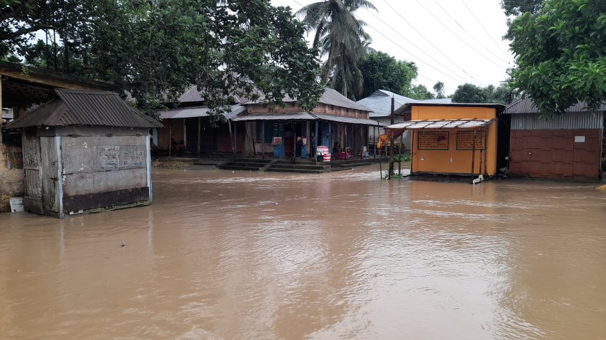 মোহনপুরে বন্যায় ব্যাপক ক্ষয়ক্ষতি, সাবধান থাকার পরামর্শ মহাকুমা প্রকাশনের