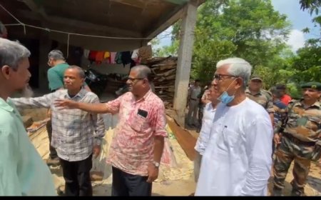 কইতুর বাজারে আক্রান্ত এলাকা পরিদর্শন করলেন মানিক সরকার