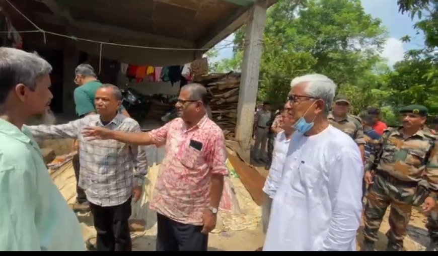 কইতুর বাজারে আক্রান্ত এলাকা পরিদর্শন করলেন মানিক সরকার