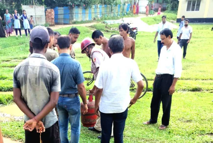 বিদ্যালয়ে গ্যাস সিলিন্ডারে অগ্নি সংযোগ, নেই আগুন নেভানোর পরিকাঠাম