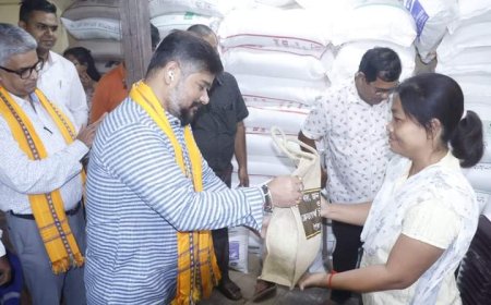 সরকারি ন্যায্য মূল্যের দোকানে চিনি, ময়দা ও সুজি প্রদানের সূচনা করলেন মন্ত্রী