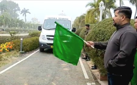 উজ্জয়ন্ত প্রাসাদের জলাশয়ে প্যাটেল বুট এবং  বাস পরিষেবা সূচনা করলেন পর্যটন মন্ত্রী