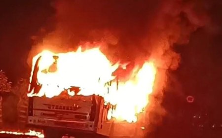 মোহনপুরে চলন্ত গাড়িতে আগুন, আহত যাত্রী