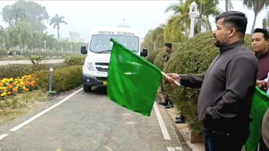 উজ্জয়ন্ত প্রাসাদের জলাশয়ে প্যাটেল বুট এবং  বাস পরিষেবা সূচনা করলেন পর্যটন মন্ত্রী