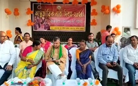 মহিলা সাফাই কর্মীকে মঞ্চে বসিয়ে আন্তর্জাতিক নারী দিবসে সম্মান প্রদান