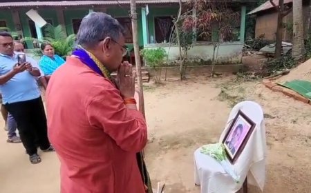গজারিয়ায় প্রয়াত বিনোদ সরকারের বাড়িতে গিয়ে শ্রদ্ধা নিবেদন করলেন মন্ত্রী রতন লাল নাথ