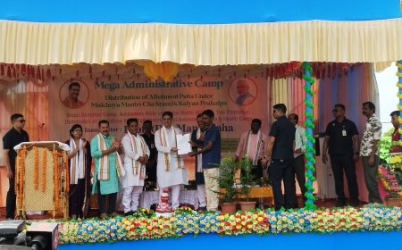 তুফানিয়া লুঙ্গা চা বাগানের শ্রমিকদের হাতে জমির পাট্টা তুলে দিলেন মুখ্যমন্ত্রী