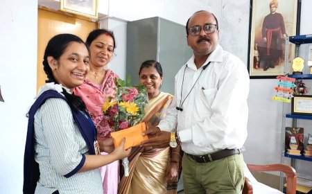 মানসিক প্রতিবন্ধী ছাত্রী মাধ্যমিকে কৃতকার্য,২৫ হাজার পুরস্কার দিলেন মহকুমা শাসক