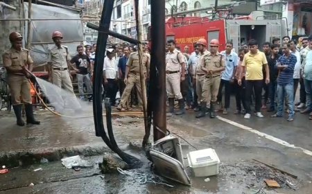 শকুন্তলা রোডের বিদ্যুৎ পরিবাহী তারে আগুন, আতঙ্ক স্থানীয়দের মধ্যে