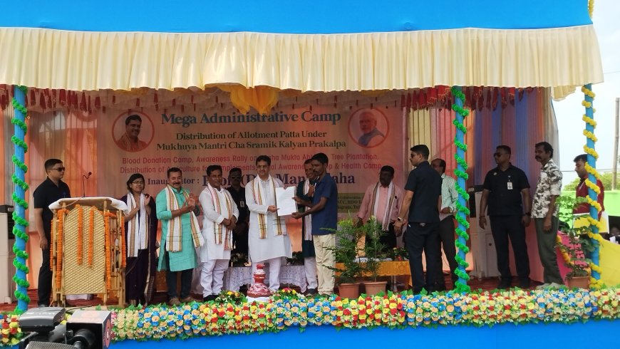 তুফানিয়া লুঙ্গা চা বাগানের শ্রমিকদের হাতে জমির পাট্টা তুলে দিলেন মুখ্যমন্ত্রী