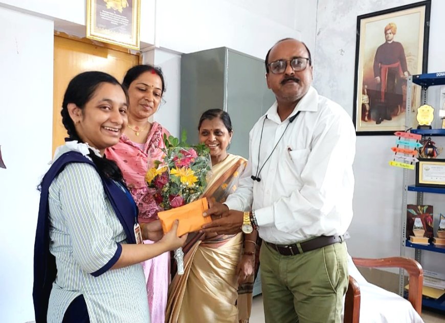 মানসিক প্রতিবন্ধী ছাত্রী মাধ্যমিকে কৃতকার্য,২৫ হাজার পুরস্কার দিলেন মহকুমা শাসক