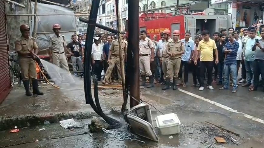 শকুন্তলা রোডের বিদ্যুৎ পরিবাহী তারে আগুন, আতঙ্ক স্থানীয়দের মধ্যে