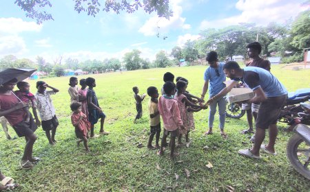 রাস্তায় কুড়িয়ে পাওয়া টাকায় দুস্থ ছেলেমেয়েদের খাবার প্রদান