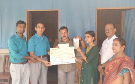 দরিদ্র কৃতি ছাত্রীকে পড়াশোনার জন্য ১ লক্ষ টাকা প্রদান করলেন শিক্ষক