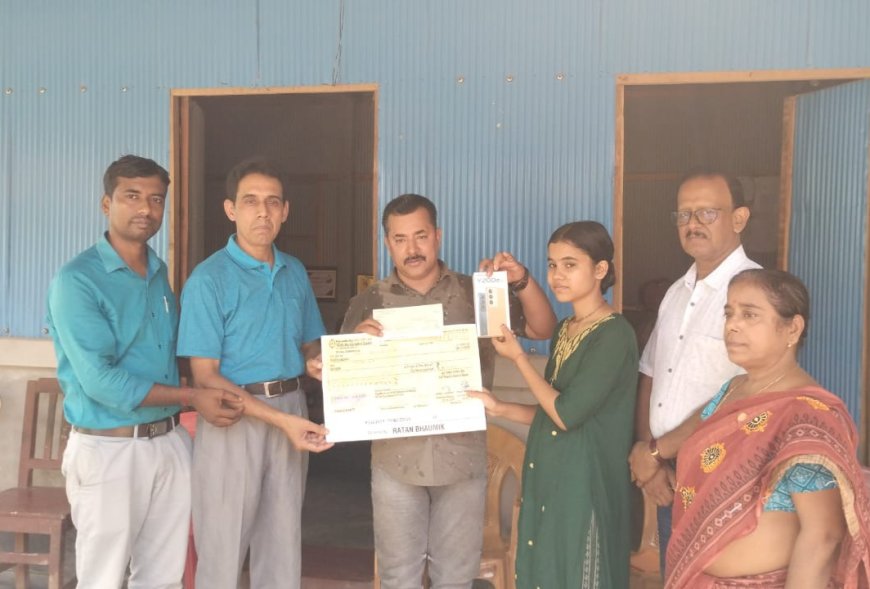 দরিদ্র কৃতি ছাত্রীকে পড়াশোনার জন্য ১ লক্ষ টাকা প্রদান করলেন শিক্ষক