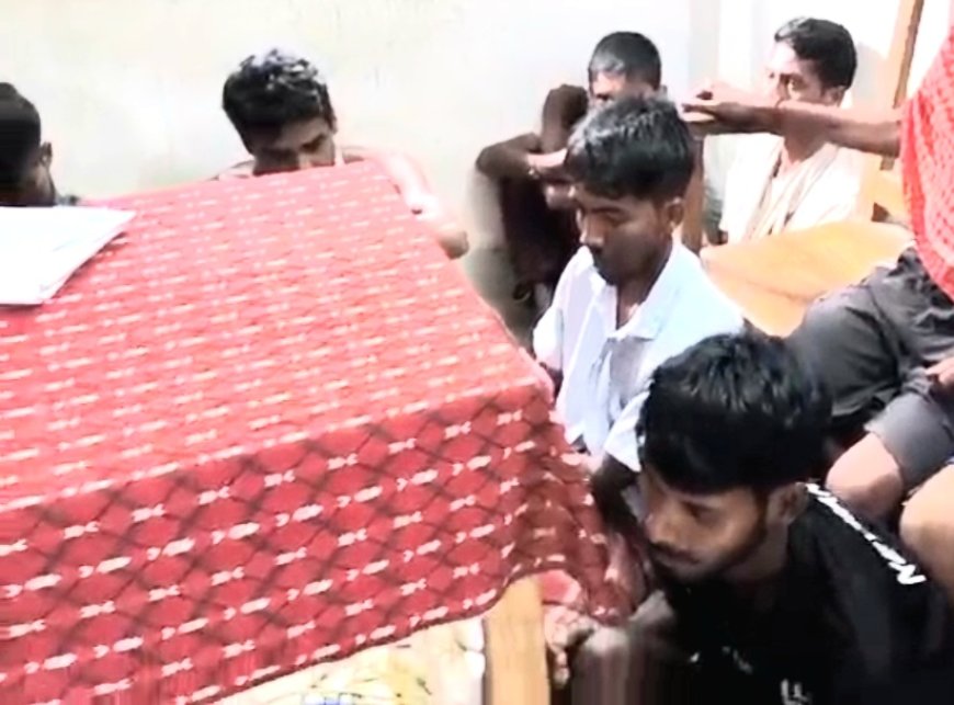 নেশাখোর যুবকদের আটক করে পুলিশের হাতে তুলে দিল কাতলামারার জনতা
